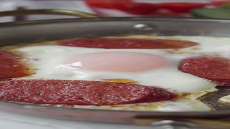huevos fritos con salchichas