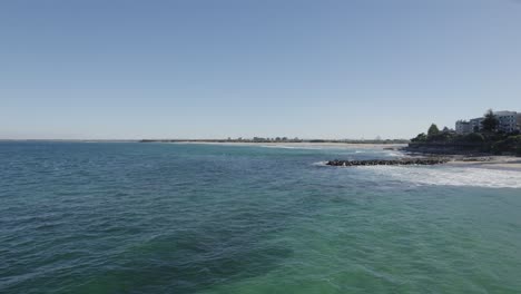 Kings-Beach-En-La-Región-De-La-Costa-Del-Sol,-Queensland,-Australia---Disparo-De-Drones