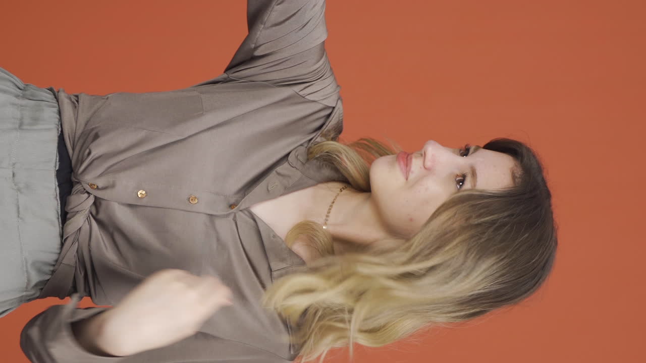 젊은 여성이 전화로 비디오 통화를 하는 수직 비디오.