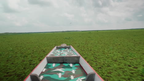 Barco-Moviéndose-Por-El-Lago