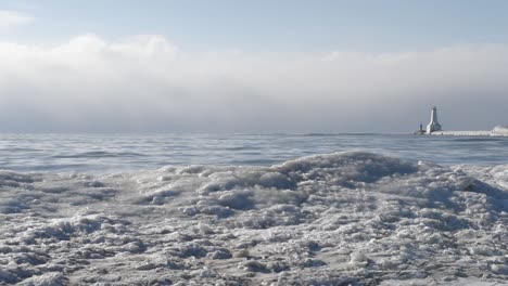 冰雪覆蓋的海灘,遠處有燈塔