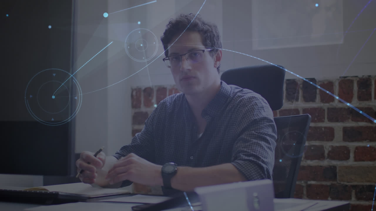 animación de una red brillante de conexiones sobre un hombre de negocios que usa una computadora en la oficina