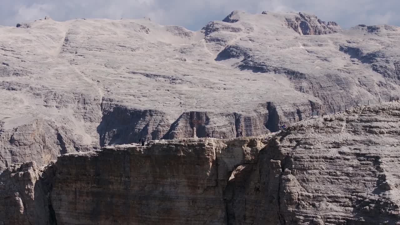 Stunning limestone cliffs, alpine panorama unfold Terrazza delle Dolomiti peak