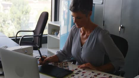 diseñadora gráfica usando una tableta gráfica en el escritorio 4k