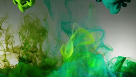 Bunte-Wolkenwirbel-Aus-Olivgrüner-Acryltinte,-Die-Langsam-Ins-Wasser-Fallen,-Prismatische-Mehrfarbenüberladung-Und-Sehr-Faszinierendes-Filmmaterial