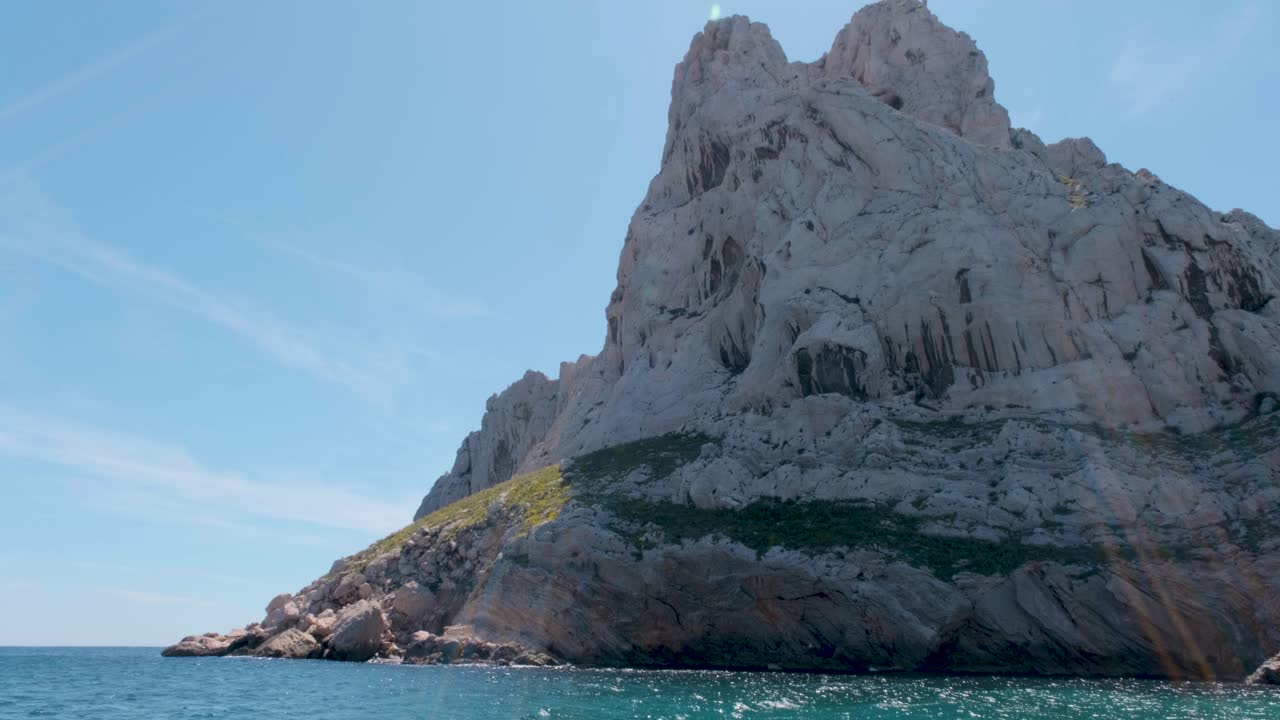 Vista dal mare verso le scogliere di Marsiglia e le isole all'orizzonte.