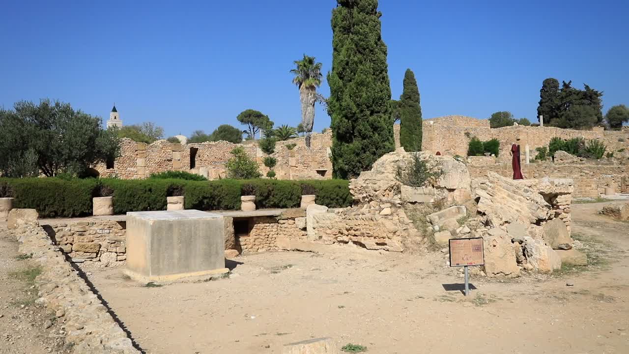 un día soleado en las ruinas romanas de cartago, túnez, con un cielo azul claro y piedras antiguas.