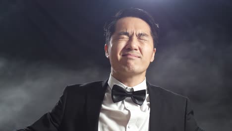 공연 중 오케스트라 지휘자
