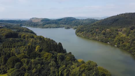 Panorámica-Vista-Aérea-Del-Lago-Castlewellan-Y-Parque-Forestal,-Condado-De-Down