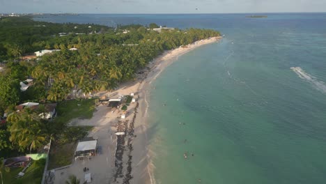 una toma aérea de la playa del caribe con arena blanca