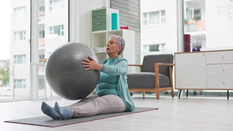 Ältere-Frau,-Die-Sich-Mit-Dem-Ball-Zum-Training-Ausdehnt