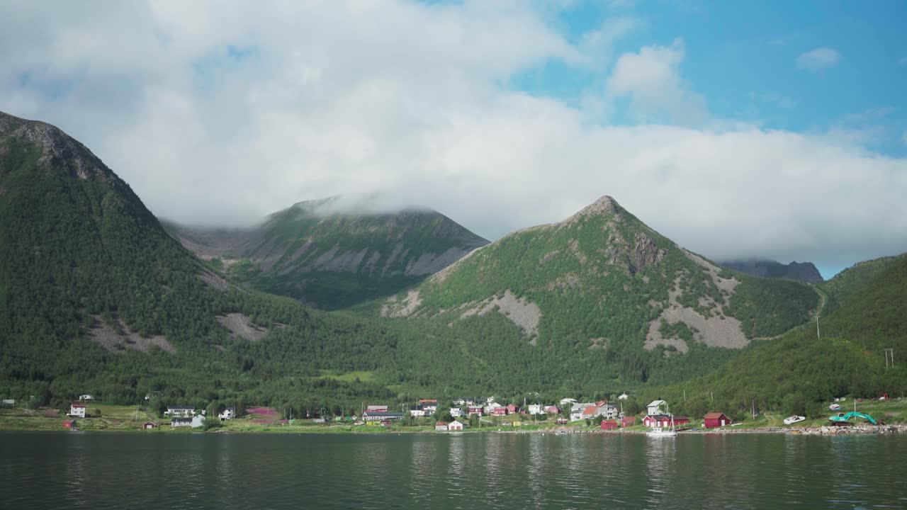 노르웨이 트롬스 오그 핀마르크 카운티 의 센자 에 있는 메드비 해안 마을 의 아름다운 풍경