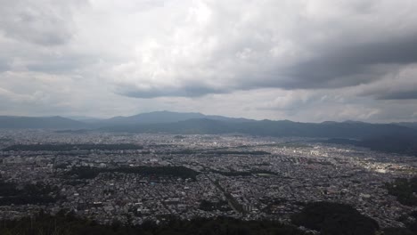 Vista-Aérea-De-La-Ciudad-De-Kioto,-Japón,-Paisaje-Panorámico-Del-Valle-Desde-El-Monte-Daimonji,-Pico-De-Senderismo-Ginkaku-ji