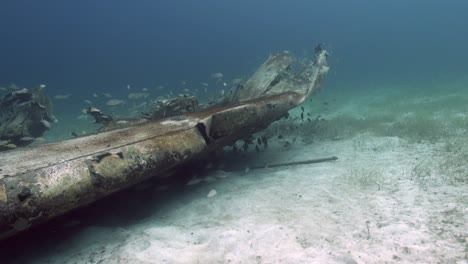 restos de avion bajo el agua