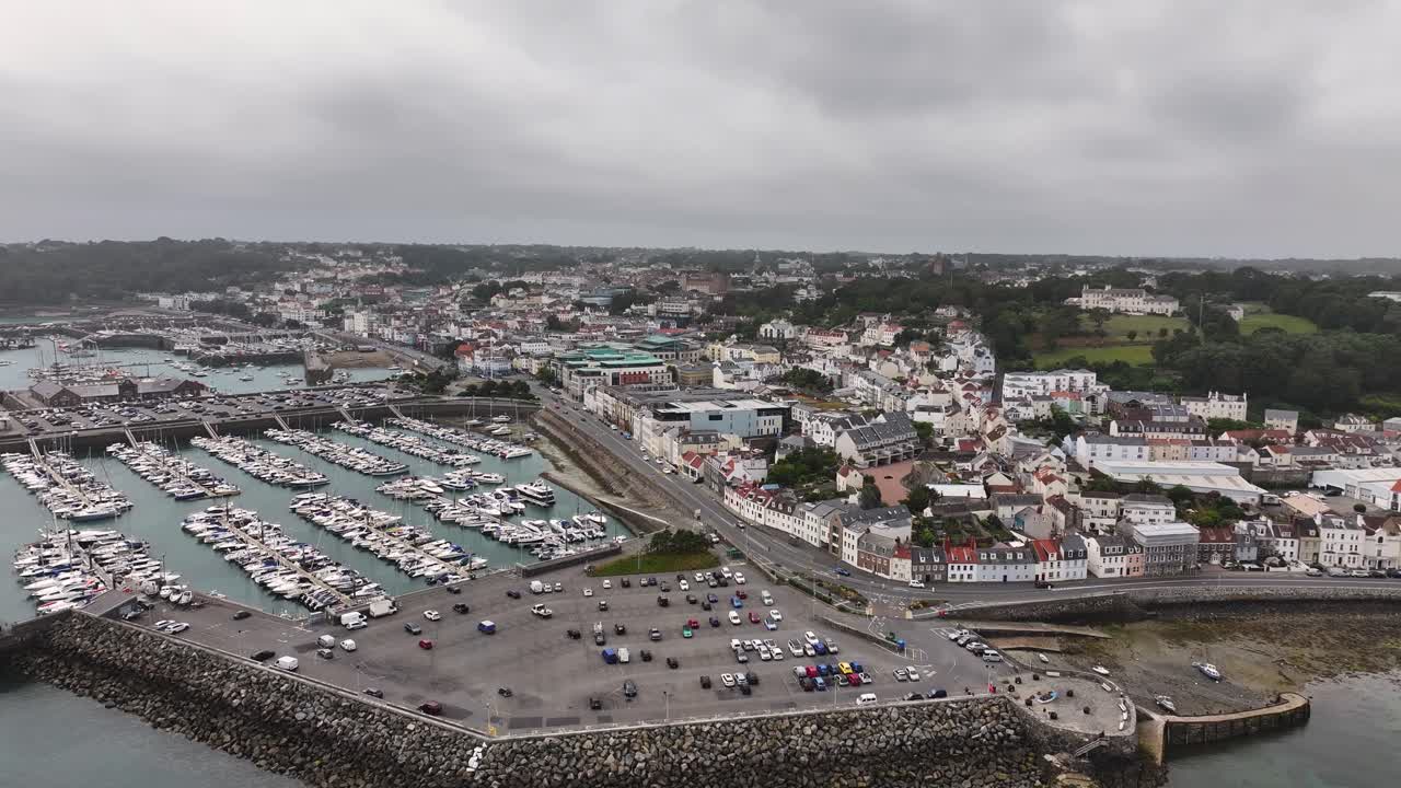 st, peter port, guernsey, islas del canal, fotografía de avión no tripulado del puerto, la marina y los edificios frente al mar