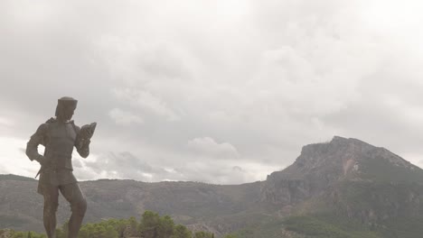 Estatua-De-Jorge-Manrique-Con-Fondo-De-Montañas-Y-Cielo-Nublado-En-Segura-De-La-Sierra