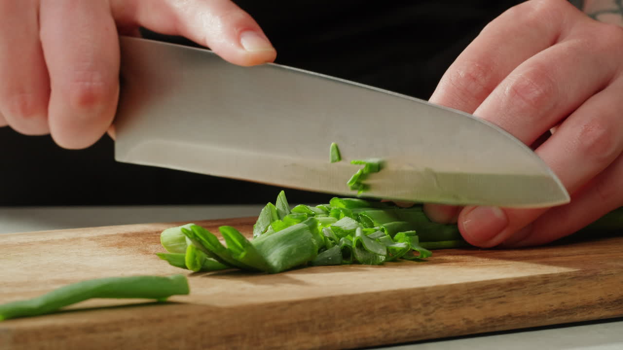 초록 양파를 잘라