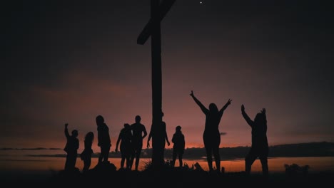 Leute,-Die-Während-Des-Sonnenaufgangs-In-Zeitlupe-Springen