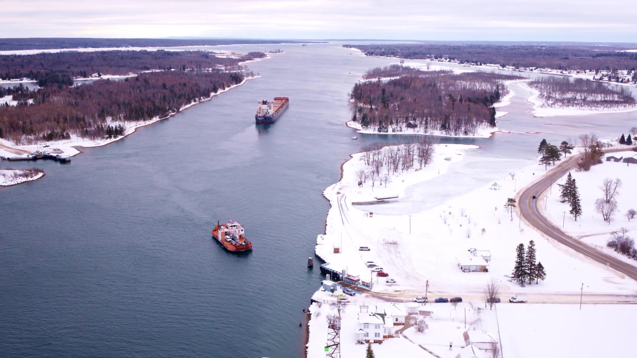 Filmato cinematografico con drone di un mercantile diretto verso le Soo Locks nel Michigan settentrionale