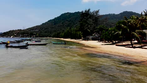 hermoso paisaje costero con palmeras, agua turquesa y barcos anclados, en la pintoresca playa de arena de sairee