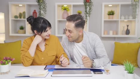 la pareja que mira el archivo asiente con la cabeza y es feliz.