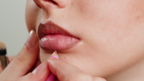 aplicación de maquillaje de lápiz labial