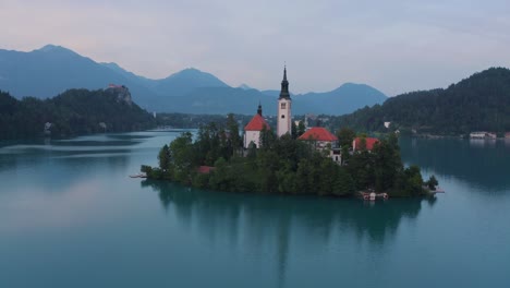 Luft-Ausbluten-Slowenien-Kirche-Reise-Europa-Insel-Flug-Schöne-Kirche-Drohne