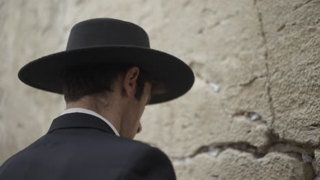 jewish man jerusalem religious hebrew traditional clothing praying western wall