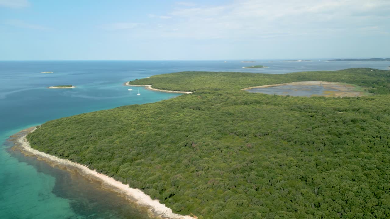 hermosa pequeña isla vista desde el aire vegetación, su vida sin gente natural, agua de mar azul turquesa en croacia