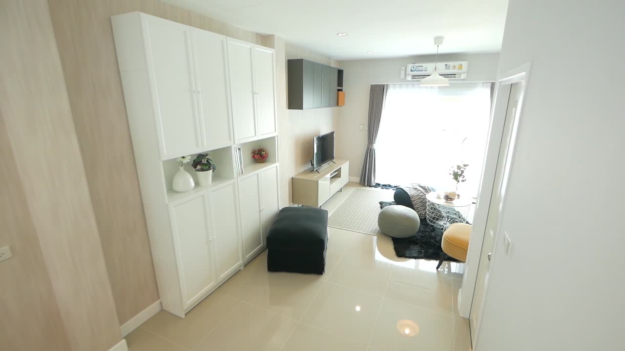 стильная и уютная гостиная, меблированная креслом, диваном, подушками