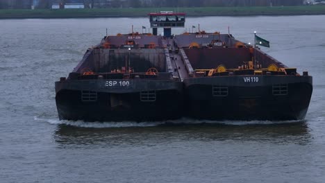 Barcaza-De-Mercancías-Navegando-A-Través-Del-Río-Oude-Maas,-Cubierta-Del-Barco-Vacía-Para-Carga