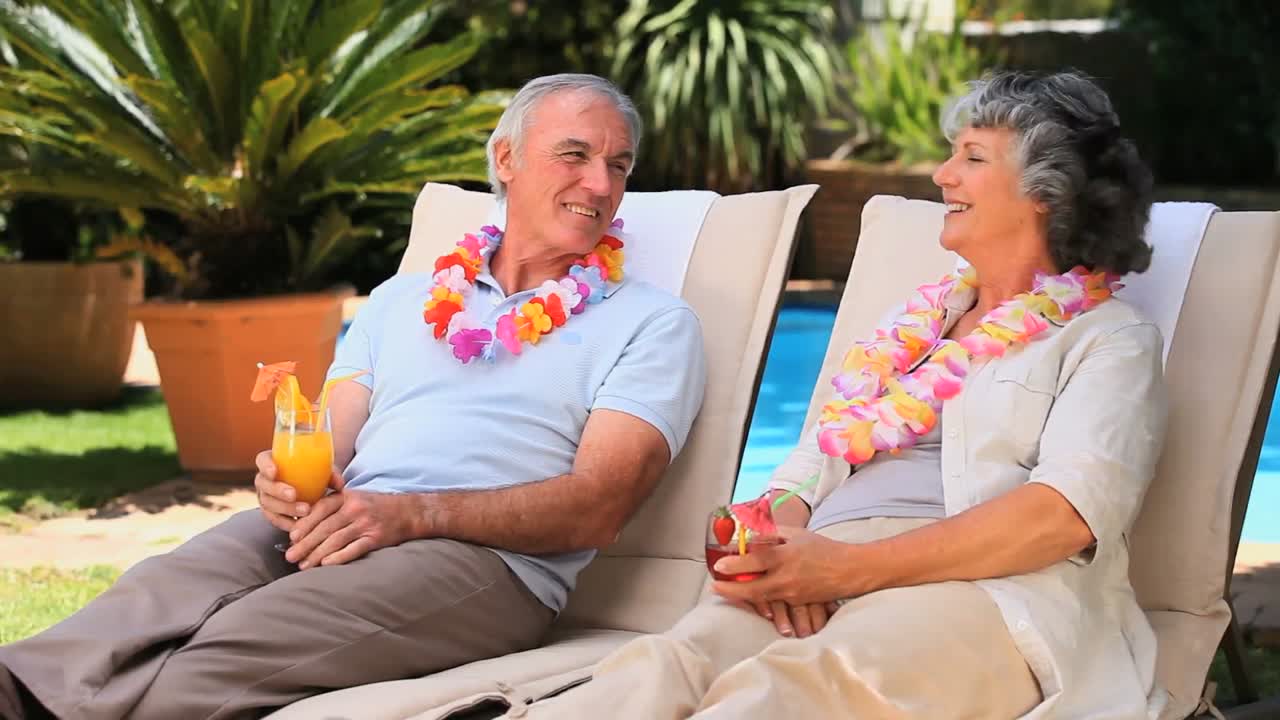 pareja de ancianos relajándose en sillas de sol