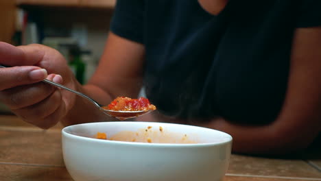 una cucharada caliente y humeante de sopa de tomate trukish - cámara lenta