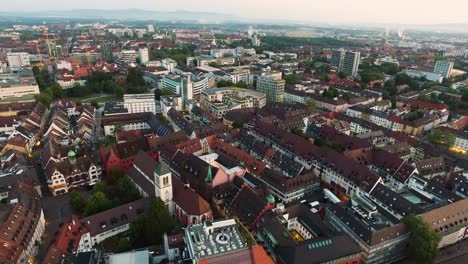 4K-Drohne-Aufnahmen,-Aufgenommen-In-Der-Nähe-Des-Doms-In-Fraiburg-Im-Breisgau,-Deutschland-Bei-Sonnenaufgang