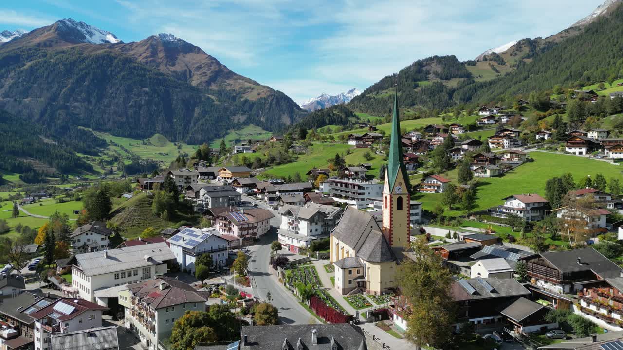 pueblo y iglesia de virgen en el valle de virgental, tirol, austria - 4k aéreo