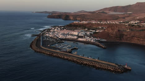 Fantástica-Toma-Aérea-Del-Puerto-De-Agaete-Durante-La-Puesta-De-Sol