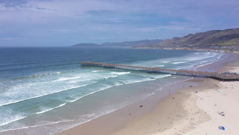 el muelle en la playa de pismo, el océano, el paisaje y la playa en un hermoso día soleado - vista aérea de paralaje