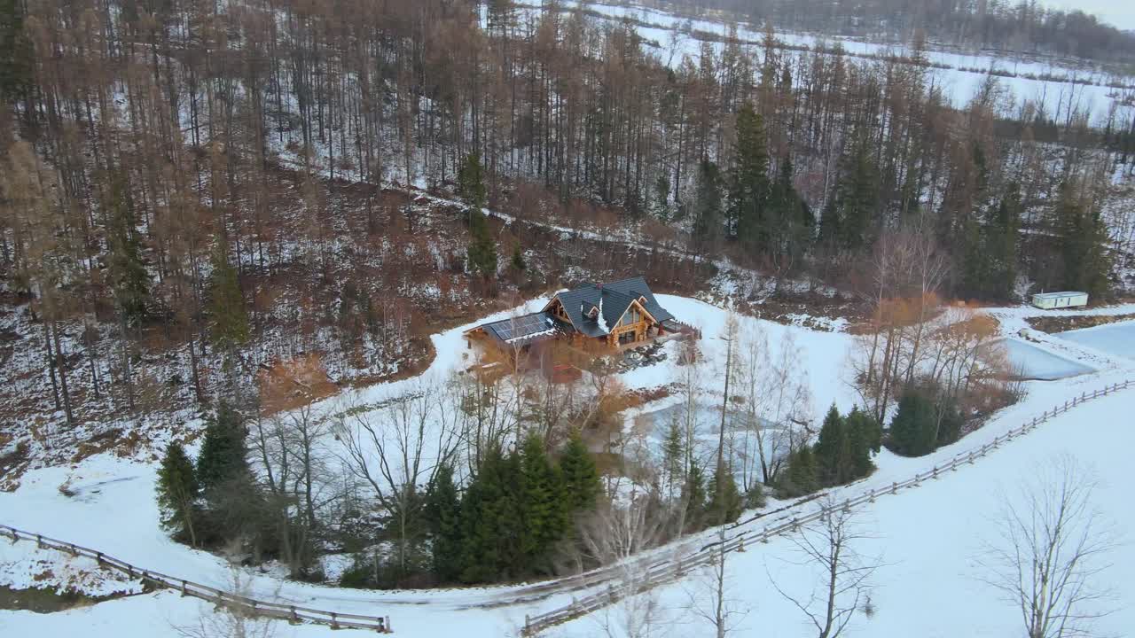 volo cinematografico sopra la casa selvaggia nella repubblica ceca