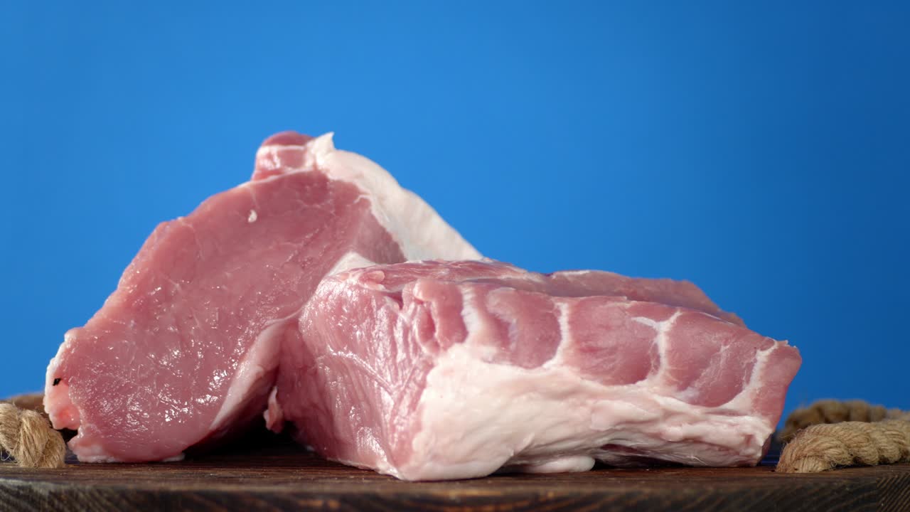 생 돼지고기 프 조각이 트레이에 천천히 회전합니다.