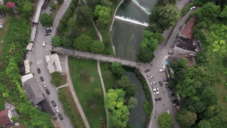 Vista-Aérea-De-Un-Río-En-La-Ciudad-De-Jajce