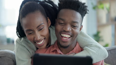 Happy-couple,-hug-and-tablet-on-a-sofa