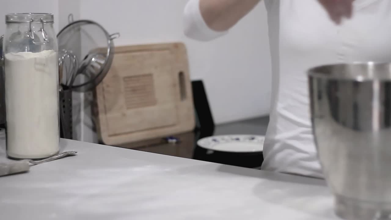 집에서 부엌에서 빵을 만드는 여자 스톡 비디오