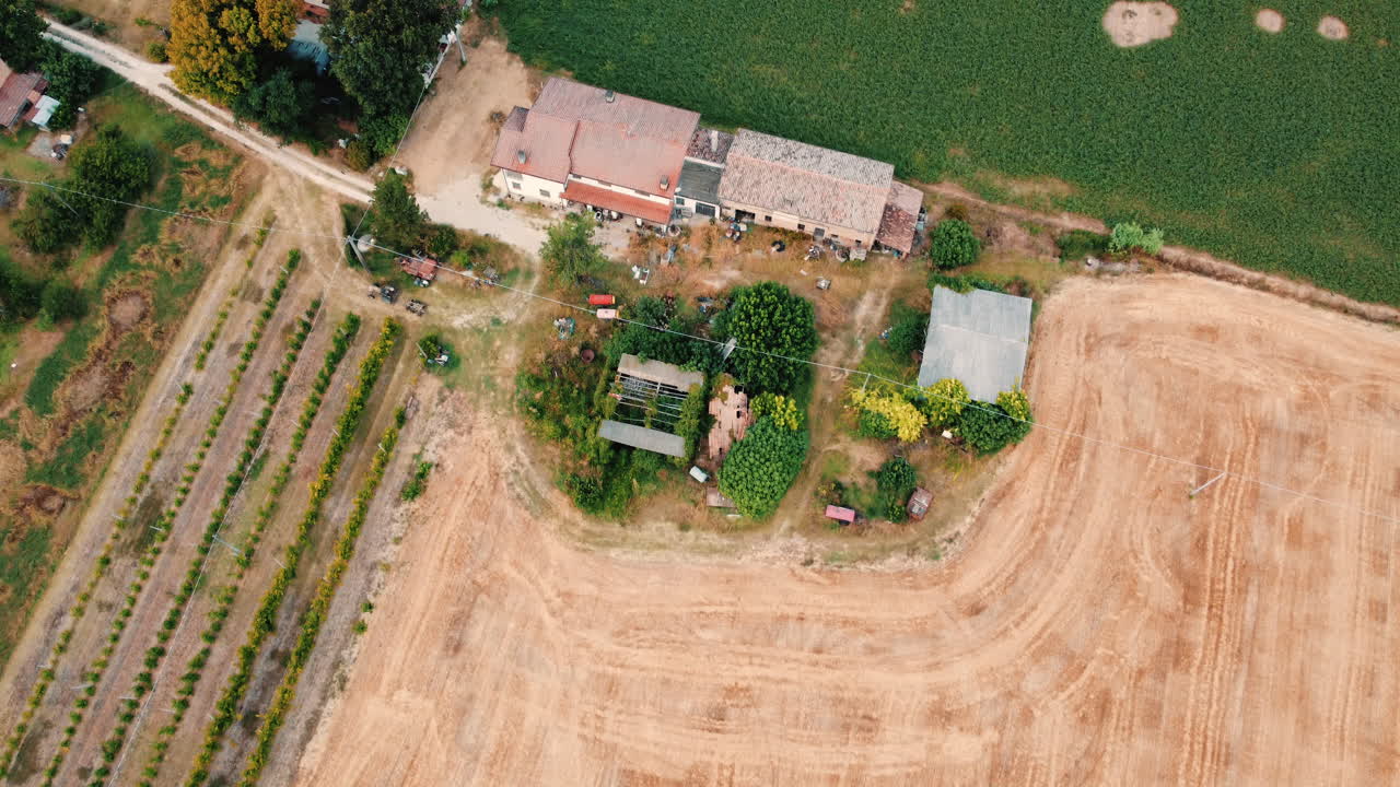 이탈리아 의 농경지 와 건물 들 의 공중 사진