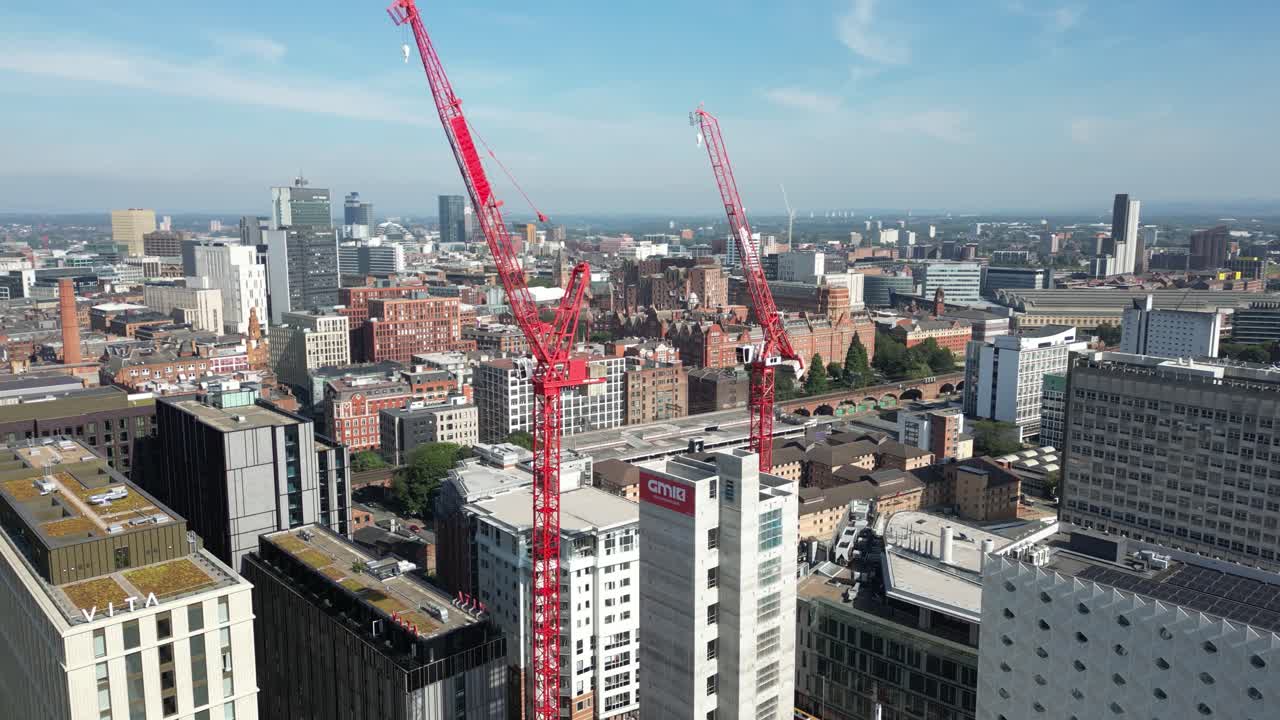 vuelo aéreo de un avión no tripulado de un edificio en construcción junto a la mancunian way en oxford road que ofrece una vista panorámica de la ciudad de manchester