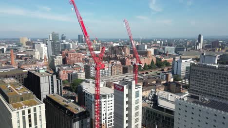 Vuelo-Aéreo-Con-Drones-De-Un-Edificio-En-Construcción-Junto-Al-Camino-De-Manchester-En-Oxford-Road,-Ofreciendo-Una-Vista-Panorámica-De-La-Ciudad-De-Manchester.