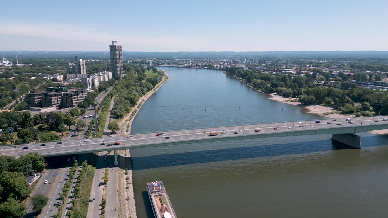 Colonia, Renania Settentrionale-Vestfalia, Germania - Ripresa aerea con drone, a volo d'uccello, del ponte Zoo Brücke a Colonia - Grande ponte autostradale che attraversa il fiume Reno con molte auto e traffico intenso, davanti al panorama della città.
