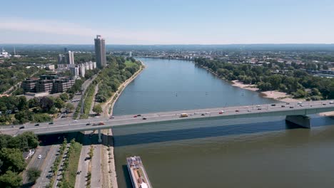 colonia, rin-westfalia del norte, alemania - vuelo aéreo de aves no tripuladas el zoológico brücke en köln - gran puente de carretera que cruza el río rin con muchos autos y tráfico pesado frente a la ciudad panorámica