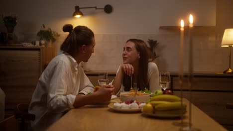 una pareja disfrutando de una cena romántica.