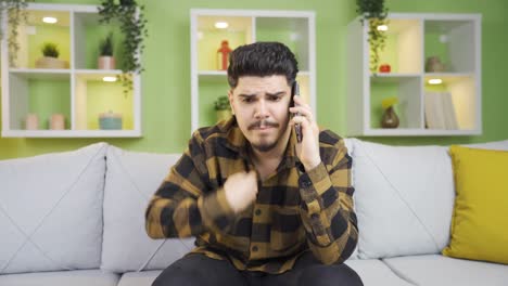 Joven-Hablando-Enojado-Por-Teléfono.-él-No-Puede-Decirlo.