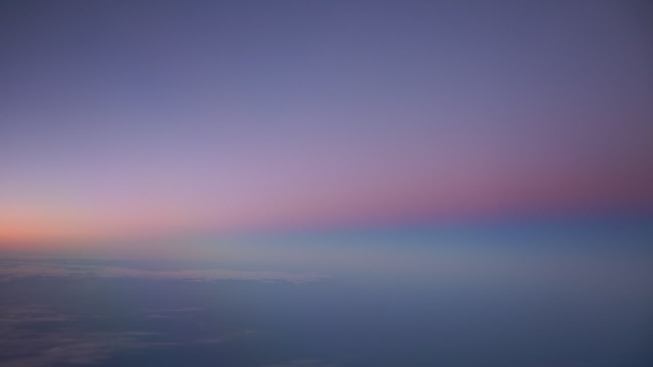 비행기 창문에서 해가 지는 꿈 같은 에테리얼한 풍경